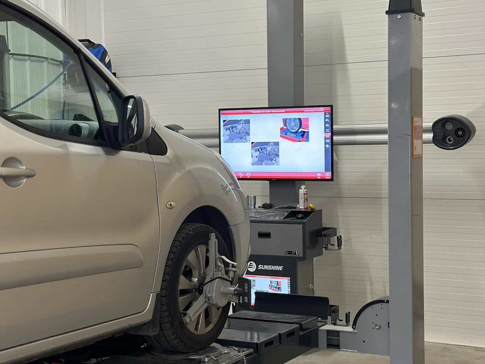 Auto 3D-sillastendil HL Auto töökojas: mõõtestend, ekraan ja 3D-kaamera